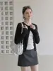 Suéter de malha preto falso de duas peças com botões, gola redonda, manga longa para mulheres, design outono 2026, modelagem justa, emagrecedor e elegante