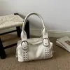 Bolsa transversal pequena quadrada texturizada da moda para mulheres, novo modelo de outono 2026, bolsa de ombro de cor sólida com tachas, bolsa de axila para o dia a dia