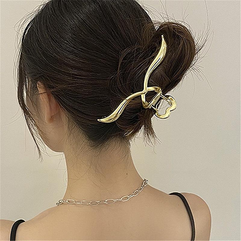 2107124 (1)爱心弧形抓夹女夏季时尚简约后脑勺发夹子