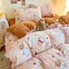 Juego de ropa de cama de cuatro piezas de terciopelo de leche de doble cara con dibujos animados, funda de edredón gruesa de invierno de franela y vellón de coral, y juego de sábanas de franela de tres piezas