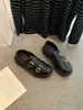 Mocassins de Couro Estilo Britânico Retro com Fivela 2026 Nova Moda Aumento de Altura Solado Grosso Sapatos Pequenos Casuais