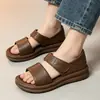Sandalias de cuero suave con suela gruesa para mujer, nuevos zapatos de playa abiertos para el verano 2026, sandalias antideslizantes de suela blanda