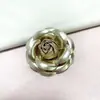 Broche de Camélia Estilo Chanel Novo, Alfinete Floral de Alto Padrão, Corsage de Couro Elegante Estilo Francês, Acessórios de Vestuário Atacado