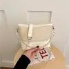 Bolsa de palha trançada da moda para mulheres, nova coleção 2026, bolsa de ombro versátil com blocos de cor e design de corrente de alta qualidade para usar na transversal.