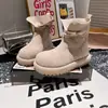 Botas femininas de moda vermelhas com sola grossa, novo modelo de primavera 2026, uso duplo, retrô, que aumenta a altura, estilosas, versáteis, botas de motociclista