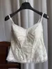 Camisole de renda retrô estilo francês com sutiã embutido, corte justo, que valoriza a silhueta e adequada como camada interna ou um top básico