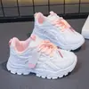 Zapatos blancos para niños 2024 otoño nuevo antideslizantes para niñas estilo papá suela suave transpirables para niños estudiantes versátiles zapatos para niños