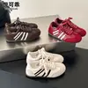 Zapatillas casuales para mujer de cuero genuino, suela plana, ligeras, inspiradas en el estilo de "Forrest Gump", nueva colección otoño 2026, zapatillas de entrenamiento rojas alemanas, zapatillas de skate