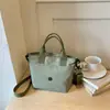 Bolso cuadrado pequeño casual y simple para mujer, nuevo modelo otoño e invierno 2026, versátil para el trabajo, bolso de mano ligero, bolso de hombro, bolso cruzado, bolso para teléfono