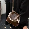 Bolsa de Mão com Corrente Simples Estilo Coreano Feminina 2025 Nova Bolsa de Ombro Tipo Balde Versátil Bolsa Transversal para o Dia a Dia