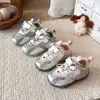 Tenis de Dibujos Animados para Niñas Gato KT, Nueva Colección Otoño, Suela Suave, Antideslizantes, con Cierre de Velcro y Parte Superior de Piel, Zapatos Casuales para Niños