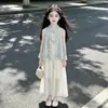 Conjunto Chinês Novo para Meninas 2026 Verão Novo Modelo para Crianças Maiores, Top Bordado Sem Mangas com Botões Chineses Tradicionais e Calça de Pernas Largas, Roupa de Verão Estilo Nacional
