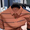 Nueva camiseta de manga corta para hombre de estilo veraniego con bolsillos reales, polo de cuello vuelto para mediana edad, top casual a rayas de manga media ajustado