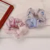 Scrunchie Floral Bicolor Fresco e Doce com uma Vibe Etérea, Perfeito para Penteados Presos e Coques