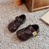 Zapatos Individuales Pequeños de Color Sólido para Niños 2026 Nuevo Estilo Otoño Suela Suave Velcro Antideslizante Hebilla Metálica Zapatos de Cuero para Niñas Pequeñas