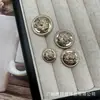 Botões de Metal Cavalo Duplo Estilo Britânico para Terno, Casaco de Lã Tricotado, Botões Decorativos Simples e Versáteis Costurados à Mão