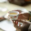 Xícara de Chá Cerâmica Pintada à Mão das Dinastias Tang e Song com Design Sonhador de Hibisco, Porcelana Branca de Argila de Jade Xícara de Chá Doméstica para Beber e Degustar Chá