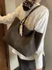 Bolso de hombro mate estilo europeo y americano para el día a día, gran capacidad, gamuza, moderno, nuevo modelo de invierno, simple con colgante, elegante bolso tote para mujer