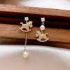 Pendientes Asimétricos de Perla de Poni con Borla de Circonita Recubiertos de Oro Real de 18K, Pendientes de Lujo Ligero de Alta Gama con un Sentido de Elegancia