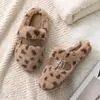 Novas pantufas fofas com estampa de leopardo 2026 para mulheres, novas pantufas de algodão quentes com forro de fleece versátil para outono e inverno, pantufas de algodão para dormitório