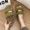 Nuevas pantuflas de algodón para otoño e invierno, con un elegante diseño de punta abierta, un hermoso forro de felpa y un aspecto moderno para 2026. Estas pantuflas antideslizantes, de estilo de hadas y con una sola tira son perfectas para mujeres