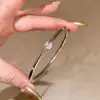 Pulsera de anillo de diamantes brillantes estilo Xiaohongshu, lujo ligero transfronterizo, pulsera de alta gama y elegante con un diseño único, joyería de nicho
