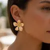 Brincos de Tarraxa com Flor de Design Exagerado Criativo Europeu e Americano com Textura Plissada em Listras Brincos de Liga Galvanizada da Moda Retro de Nicho