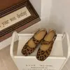 Sapatilhas com Bico Baixo, Design de Fivela 2026, Nova Sola Macia de Verão, Sapatos Mary Jane de Veludo Retrô para Mulheres