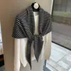 Bufanda triangular de lana pura a rayas para mujer, moda estilo coreano, versátil para otoño e invierno, se puede usar como bufanda para el cuello, capa exterior o chal grande para abrigarse