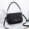 Bolso pequeño de piel suave con solapa a cuadros, bordado, para mujer de mediana edad, bolso para madre, bolso bandolera elegante y sencillo que combina con todo.