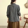 Foto real de una camisa a rayas irregulares con textura elegante de estilo coreano, camisa simple de cuello AB, chaqueta superior moderna y rejuvenecedora