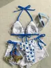 Bikini Blanco Fresco y Popular 2026 con Lunares Azules, Borde con Volantes, Cuello Halter, Tirantes de Atar, para Vacaciones en la Playa y Aguas Termales, Bikini de Dos Piezas para Mujer