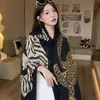 Chal retro americano con estampado de leopardo para mujer, estilo old money, moda de lujo ligero, bufanda elegante, bufanda de seda de leopardo de alta gama