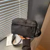 Bolsa Pequena Leve para Uso Externo para Mulheres 2026 Novo Estilo Casual para Caminhada Bolsa Quadrada Pequena para Celular Bolsa Transversal Versátil para o Dia a Dia