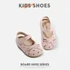 Zapatos Infantiles 2026 Zapatos de Cuero Huecos de Verano de Moda para Niñas, Zapatos Versátiles Elegantes de Suela Blanda, Sandalias Transpirables Antideslizantes