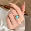 Anillo Mint Mambo de Circonita Cúbica Brillante, Artesanía Vintage, Sensación de Alta Gama, Anillo Elegante y Realzador del Tono de Piel para el Dedo Índice