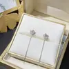 Brincos de Prata 925 com Agulha Zircônia Microincrustada Exquisita Letra C Cruzada com Franja Joia de Orelha Simples Versátil de Luxo Leve