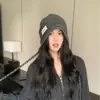 26 nuevos estilos de gorros tipo perezoso a rayas con borde enrollado para cabezas grandes que hacen que la cara se vea más pequeña, cálidos y a prueba de viento para otoño e invierno