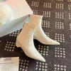 Botas Femininas de Cano Curto com Salto Anabela Bico Fino Pretas 2026 Outono/Inverno Novo Estilo Coreano Botas Pequenas Nude Retrô Emagrecimento Aumento de Altura Botas Curtas