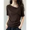 Design Irregular Gola Assimétrica Cor de Café Malha de Seda de Gelo Manga Curta Feminino Verão Tamanho Plus Moda Versátil Top A12158