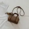 Nuevo modelo de principios de otoño de 2026, alto valor estético, bolso Boston de mano simple y único, bolso de hombro y bandolera de lunares de moda nicho