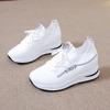 Zapatos para Mujer que Aumentan la Altura Interior 2025 Otoño Nuevos Zapatos Blancos Malla para Mujer Suela Suave Transpirables Tejido Fly Zapatos Deportivos Casuales Venta al por Mayor
