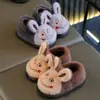 Lindas pantuflas de algodón de dibujos animados para niños, cómodas y cálidas, zapatos de algodón para niños mayores, pantuflas peludas de moda para niñas, forradas de felpa