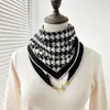 Cachecol Grosso de Lã Tricotado Preto e Branco para Mulheres Outono e Inverno Cachecol de Seda Triângulo com Fecho Magnético para Proteção do Pescoço de Mães de Meia-idade e Idosas