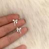 Pendientes de metal retro francés con diseño de nicho de flores blancas, elegantes pendientes geométricos femeninos con temperamento, joyería al por mayor