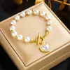 Moda retro europea y americana pulsera de perlas de lujo ligero colgante de corazón incrustado de diamantes hebilla de langosta pulsera de temperamento para dama venta al por mayor