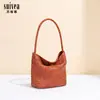 Bolsa Cesta de Vegetais Tecida à Mão para Mulheres Verão 2025 Versátil Bolsa de Ombro Balde Tote Bolsa de Férias Casual Bolsa de Axila