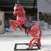 Esculturas de Animales Personalizadas de Fibra de Vidrio - Decoraciones de Caballo Galopante de Alto Nivel en Rojo y Dorado para Escaparates de Tiendas de Año Nuevo Corporativas/Centros Comerciales