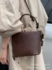 Bolsas Populares Quentes Deste Ano para Mulheres 2025 Nova Moda de Verão Design de Nicho Retrô Bolsa Transversal Bolsa de Ombro Bolsa Saco