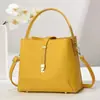 Fornecida diretamente pelo fabricante, a nova bolsa é estilosa, tem grande capacidade e pode ser usada como bolsa de ombro ou bolsa crossbody.. É uma bolsa de balde em versão coreana com um design simples e elegante.